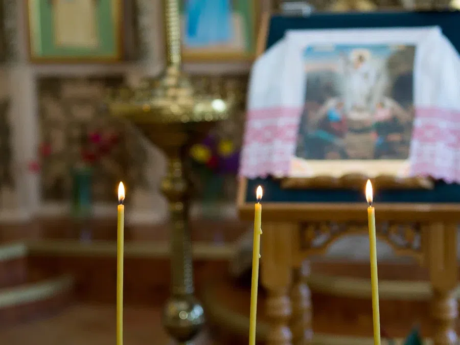 Лучше всего молиться в храме. Именно там вы можете поставить свечу за здравие. Фото: Pxfuel.com