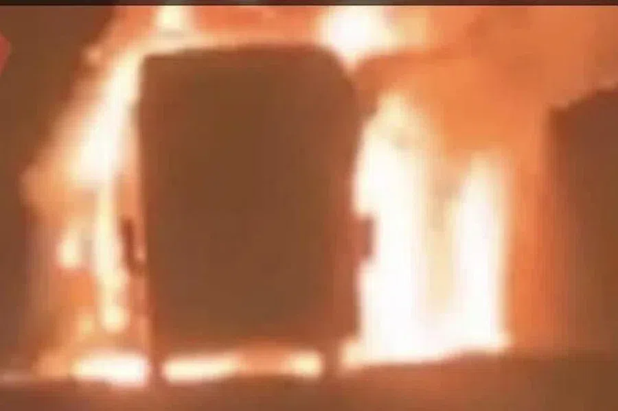 Автобус с фанатами загорелся на ходу в Шотландии. Пострадали 5 человек