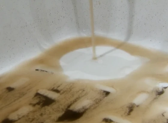 Ржавая вода бежит из кранов