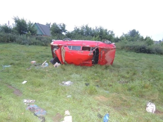 неустановленный водитель, управляя автомобилем ВАЗ-2101, при движении по улице Советская города Искитима, не справился с рулевым управлением, выехал на правую обочину, где совершил наезд на двух пешеходов и допустил опрокидывание автомобиля