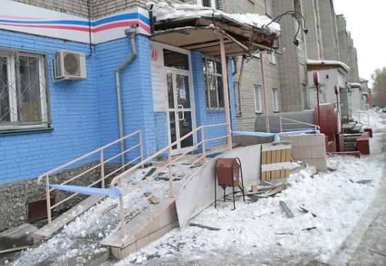 Прошлой весной снег, упавший с крыши пятиэтажки в центре Бердска, чудом никого из людей не задел, только разрушил входные группы нескольких офисов