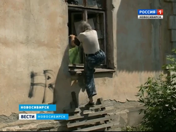 Мужчина заходит в квартиру через окно, дверь заколотили досками