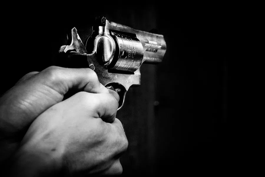 В Тульской области мужчина открыл стрельбу в кафе и ударил полицейского по лицу