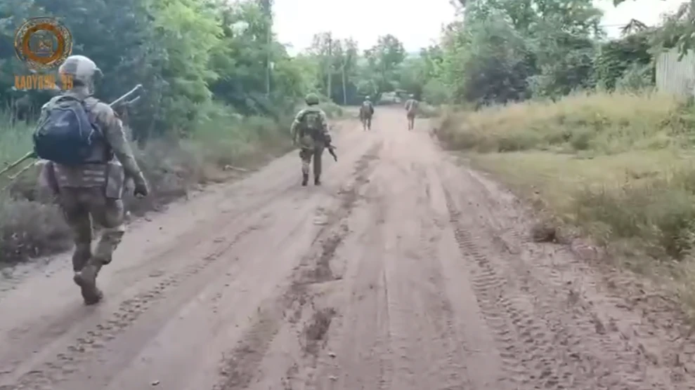 Бойцы Чечни продолжают гнать националистические группировки через леса и поля ЛНР. Фото: телеграм-канал Рамзана Кадырова 