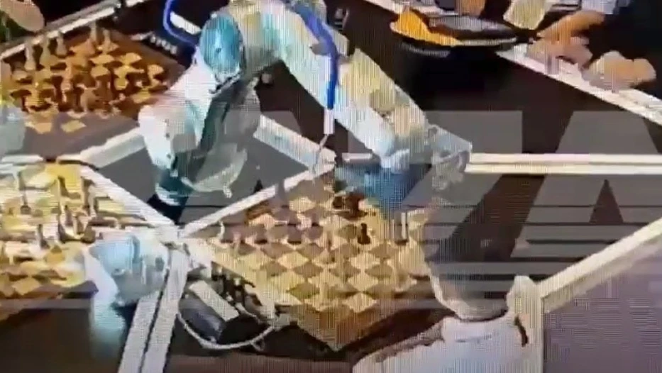 Робот сломал палец 7-летнему ребенку на мировом шахматном турнире в Москве