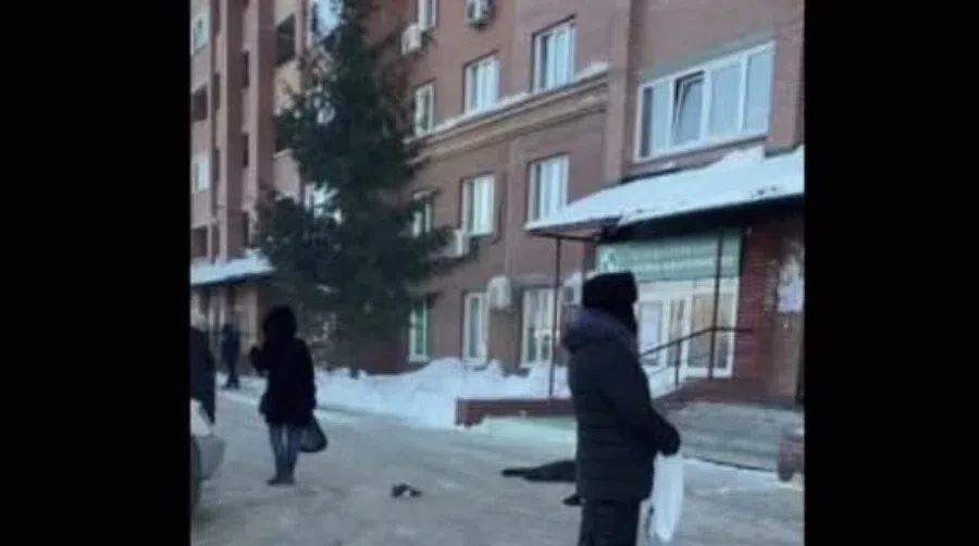 Новосибирске 30-летний выпал из окна 16-этажки и разбился насмерть. При падении он едва не погубил ребенка в коляске
