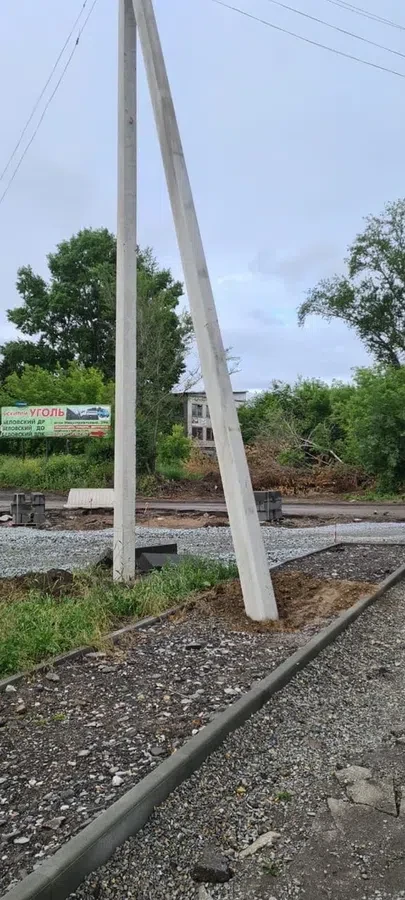 Опора для столба посреди тротуара