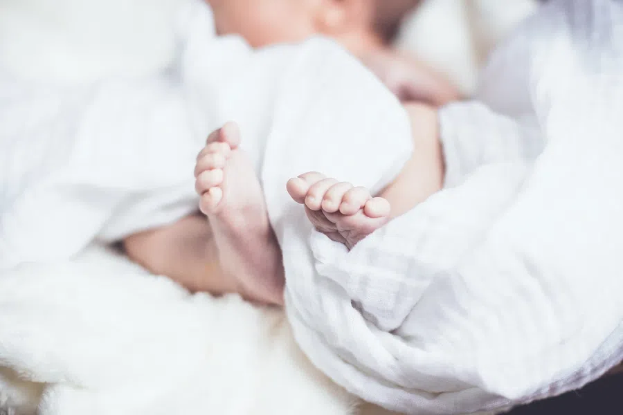 В Ленинградской области новорожденная девочка умерла рядом с пьяной матерью