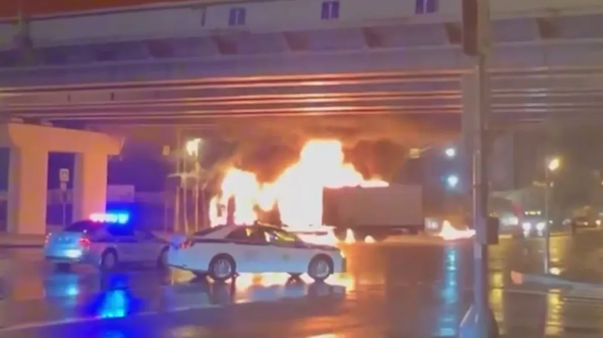 «Рванул бензобак» В Москве произошло ДТП с участием большегрузов — машины воспламенились 