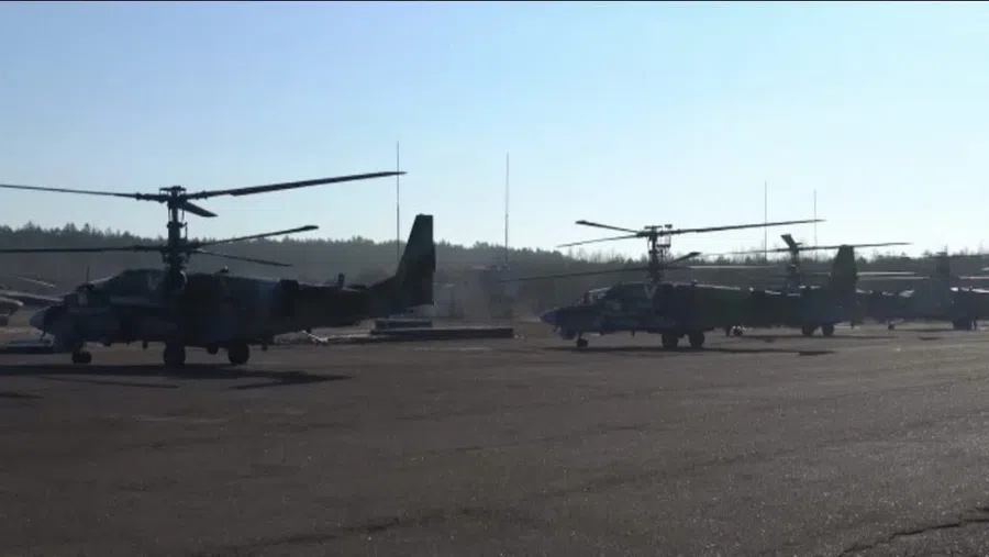 Минобороны опубликовало видео, как вертолеты Ка-52 уничтожают бронетехника вооруженных сил Украины