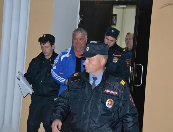DSC_0559 Виктора Голубева вывели из СО по Бердску СКР в наручниках