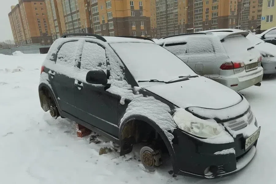 В Новосибирске неизвестные «разули» машину депутата. Александр Бурмистров считает это предупреждением за его позицию