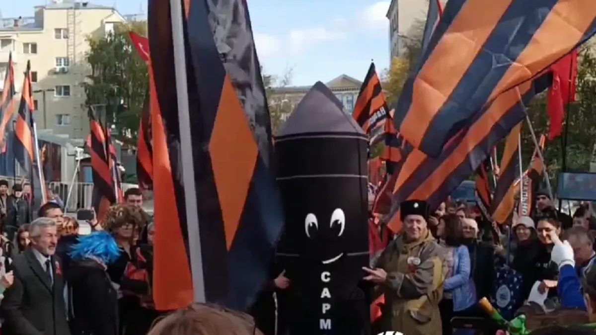 В Москве проходит антиамериканский митинг с требованием отставки Байдена – видео