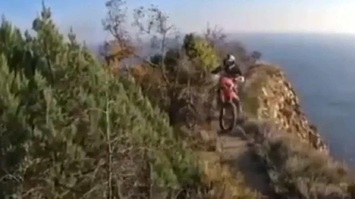 Мотоциклист Михаил Блюмендельф сорвался со скалы в Абрау-Дюрсо и погиб – страшные кадры падения