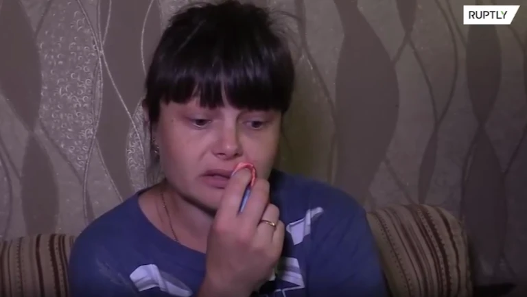 Мать рассказала, как потеряла дочь из-за обстрела ВСУ в Макеевке. Фото: скриншот с видео  Ruptly