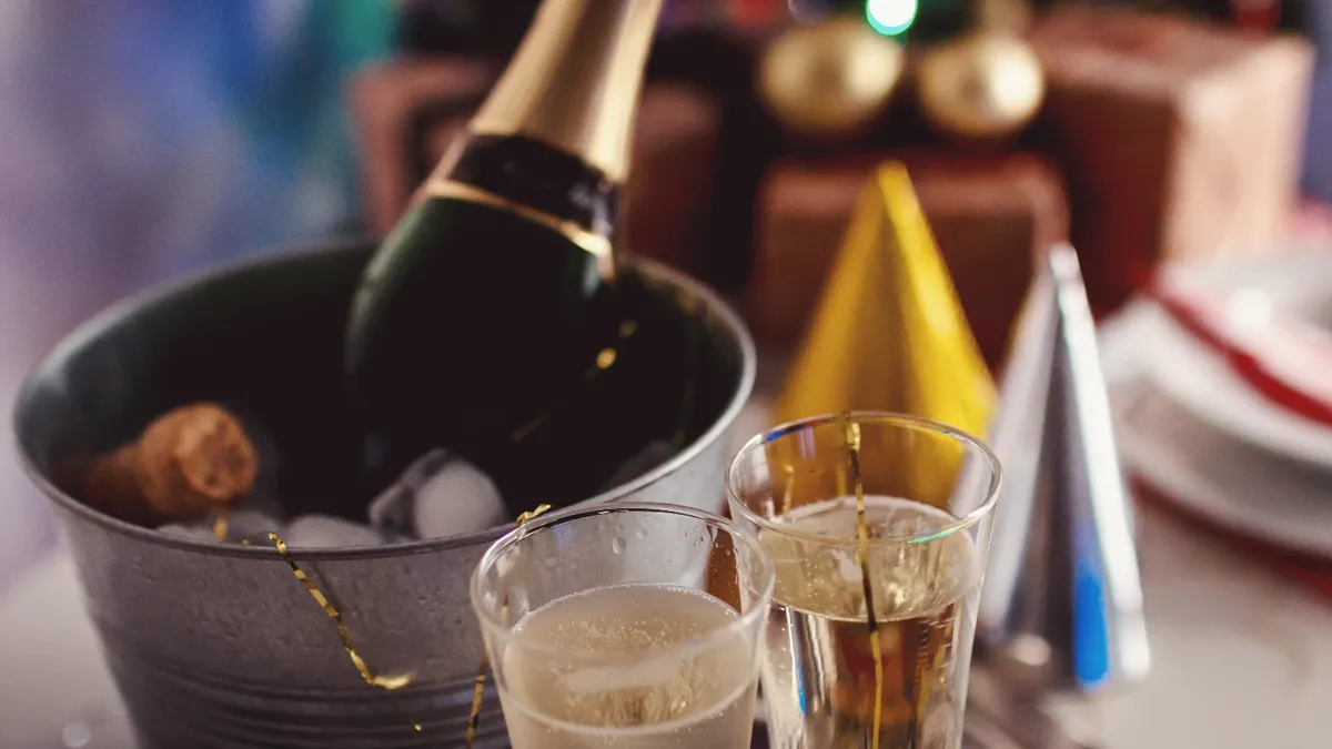 На Новый год люди открывают шампанское. Фото: www.piqsels.com
