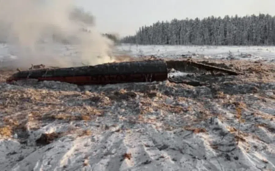Вертолет Ми-2 полностью сгорел в Югре пока ждал пассажиров, любовавшихся скважиной