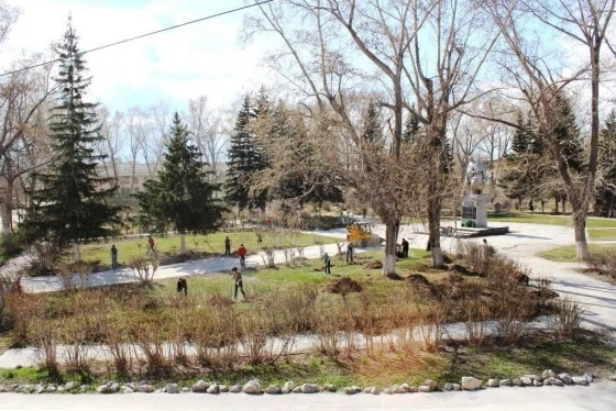 В сквере кипела работа В сквере кипела работа