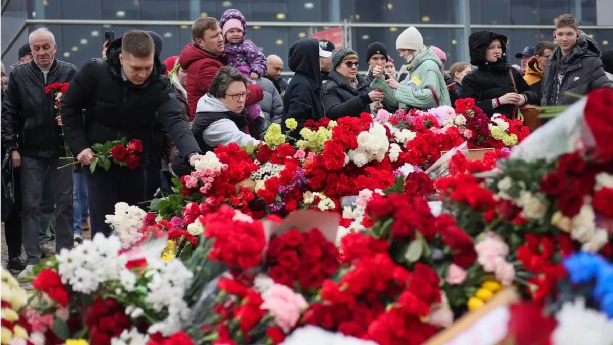 Люди возлагают цветы к мемориалу возле «Крокус Сити Холл» в Москве. Виталий Смольников/AP