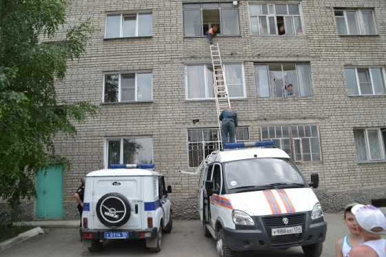 Спасатели нередко приходят на выручку закрывшимся на балконе детям