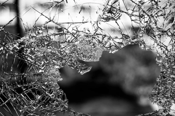 Молодой человек разбил окно