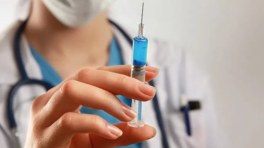 Обязательную вакцинацию поддерживают 56% россиян