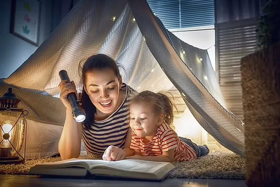 Дети больше увлекаются рассказами, если их читают из настоящей книги, а не из планшета