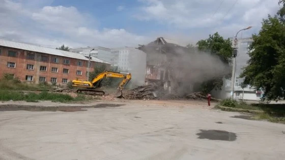 Более полугода развалины оставались в центре Искитима