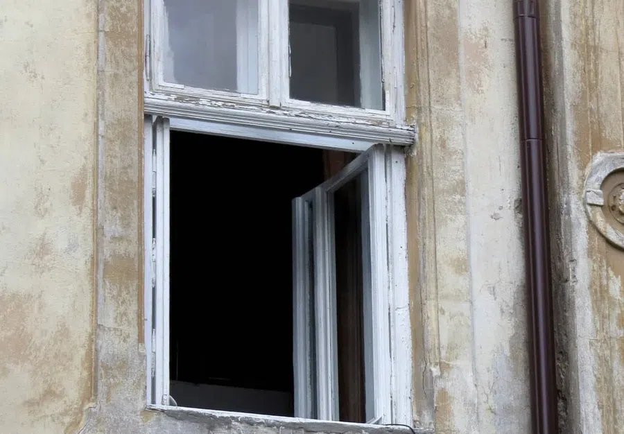 В Барнауле двухлетний малыш выжил после падения с шестого этажа. Ребенок сломал ногу
