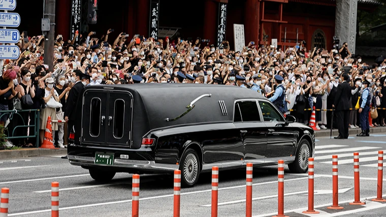 Во вторник в Токио собрались толпы людей на похороны бывшего премьер-министра Японии Синдзо Абэ. Фото: Иссей Като/Reuters