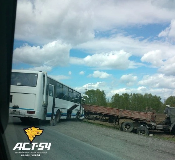 На трассе М-52 столкнулся Камаз и пассажирский автобус