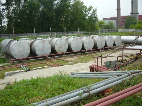 В июле следствие арестовало незаконный нефтезавод в Бердске. Завод в сутки мог производить до 50 тонн нефтепродуктов. Оперативная съемка.