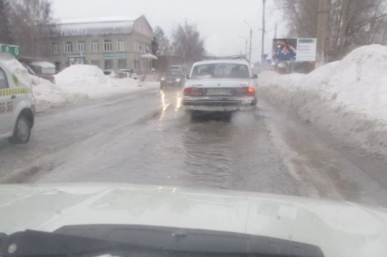 В результате порыва трубы улица Советская оказалась затопленной 