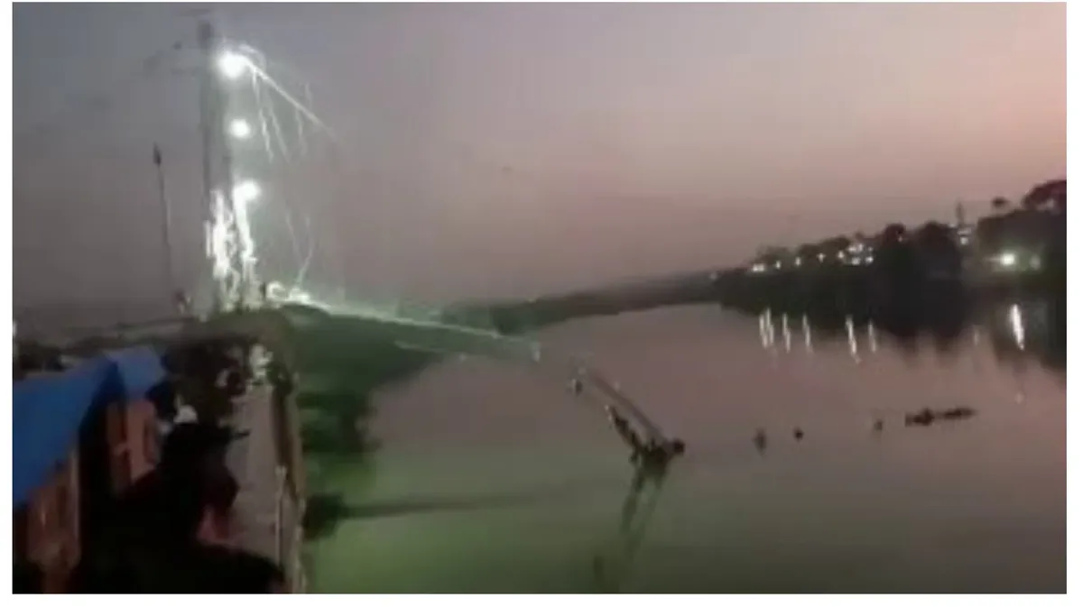 В Индии рухнул пешеходный мост, сообщается о 35 погибших. Видео