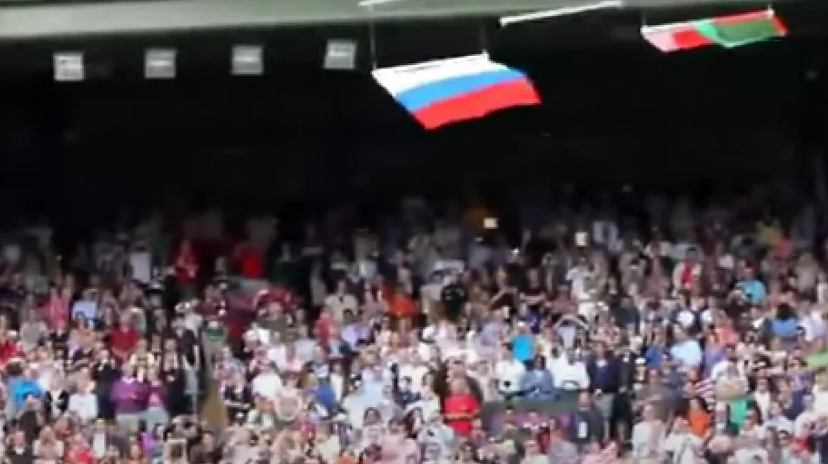 На теннисном турнире флаг США упал на землю под гимн России и вызвал смех иностранцев