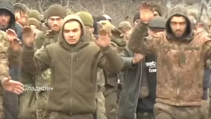 Военнопленные идут с поднятыми руками. Фото: телеграм-канал Александра Сладкова