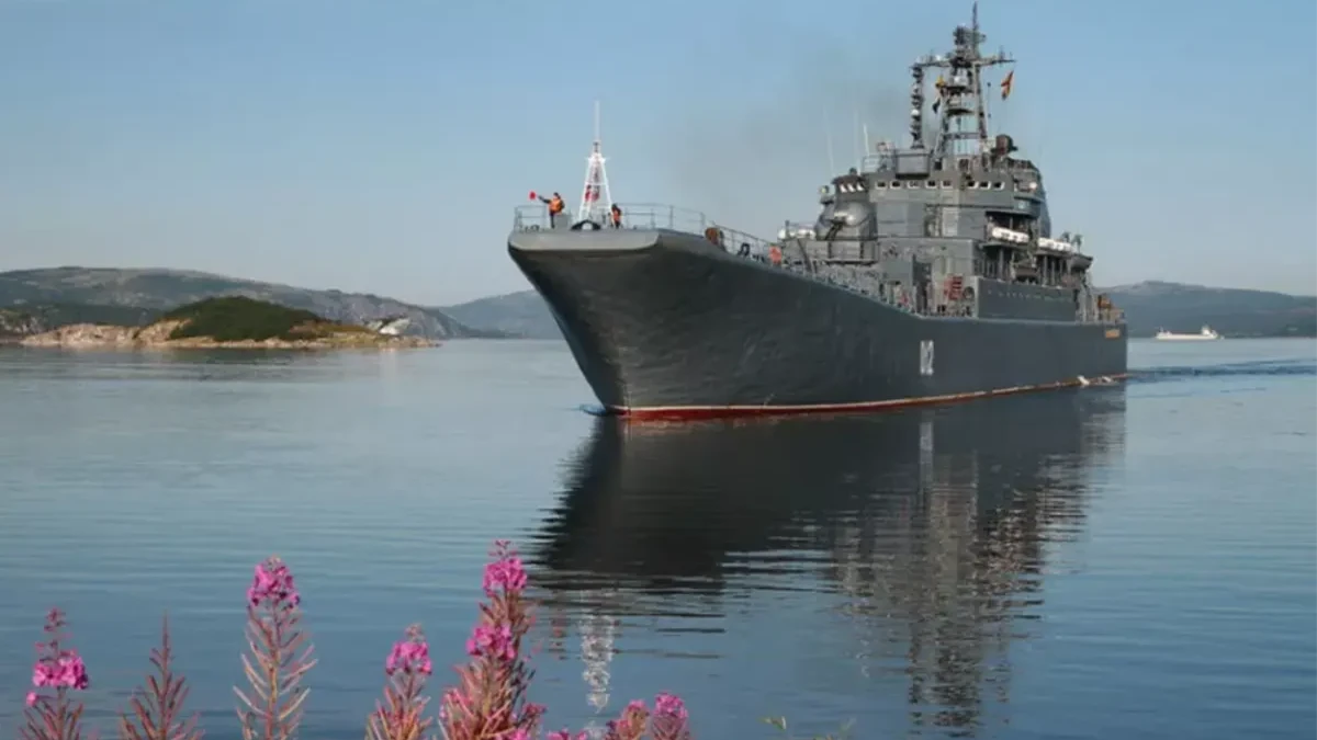 Пулеметные очереди и взрыв» СБУ и ВМС Украины атаковали беспилотниками судно «Оленегорский горняк» и катер «Суворовец» - вывели из строя военные корабли?