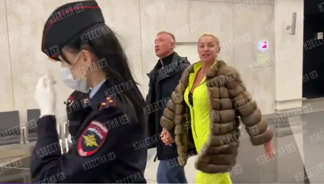 Волочкова устроила скандал на борту самолета из-за спущенной маски: Балерина собралась подать в суд на авиакомпанию