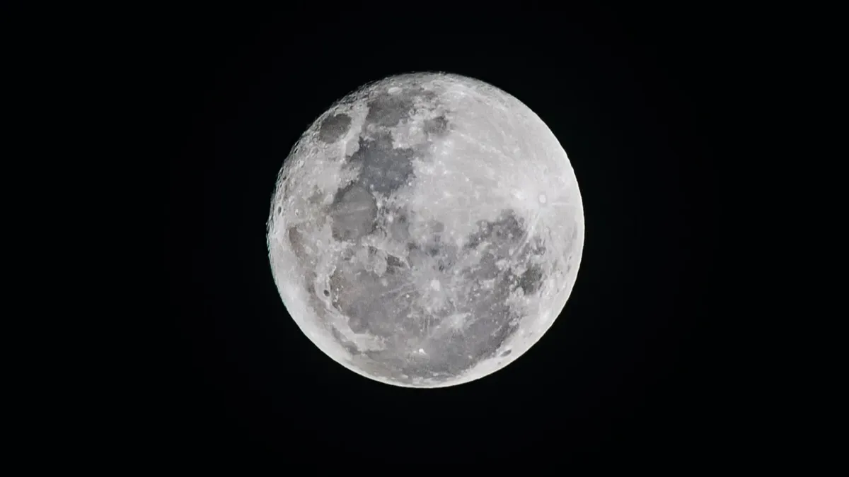 В фазе растущей Луны небесное светило будет в 12 часов. Фото: www.pexels.com