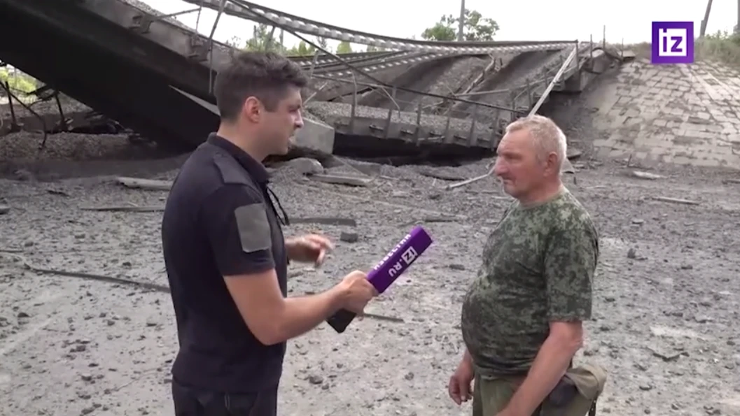 Украинские националисты заварили в танке 18-летних парней. Фото: скрин из видео «Известий»