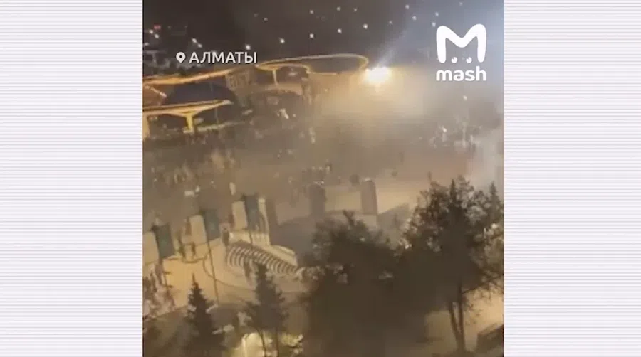 В Казахстане во время протестных акций задержано более 200 человек: Люди жгли машины полицейских