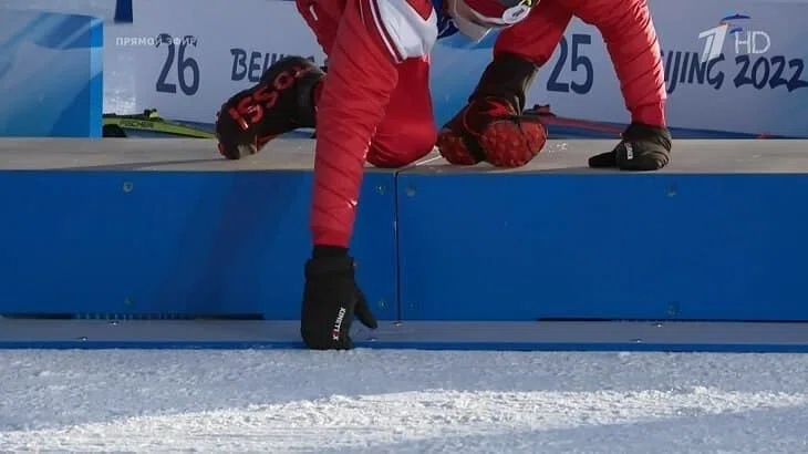Лыжник Александр Большунов сломал пьедестал, празднуя  золотую медаль на Олимпийских играх в Пекине