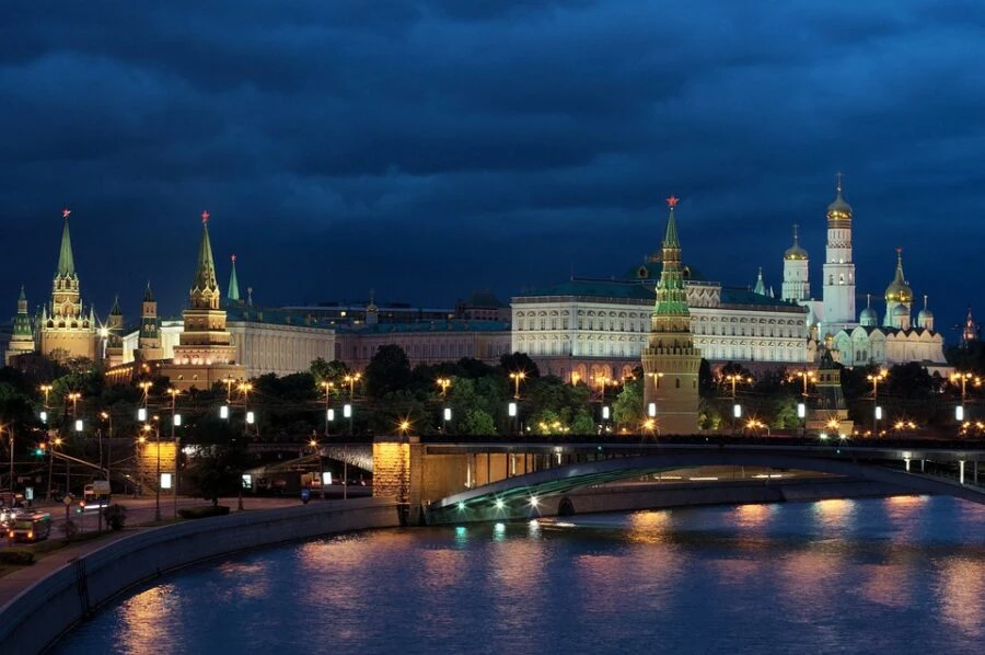 Москвичи возвращаются к обычной жизни