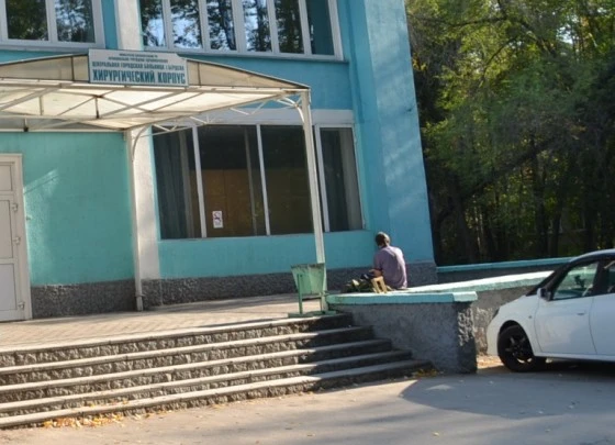 В коридоре хирургии он просидел 5 дней, теперь «поселился» на крыльце В коридоре хирургии он просидел 5 дней, теперь «поселился» на крыльце
