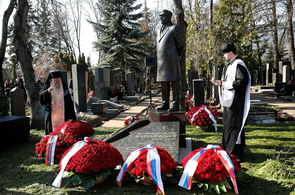 памятник жириновскому в москве