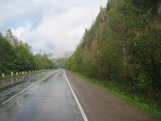 На загородных трассах водители часто не соблюдают скоростной режим