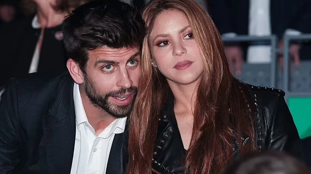  45-летняя Шакира в бешенстве после того, как ее экс-парень 35-летний Жерар Пике страстно поцеловал новую 23-летнюю девушку Клару Чиа Марти, на фестивале в Каталонии