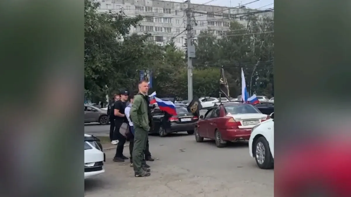 В центр Новосибирска съезжаются машины с символикой ЧВК «Вагнер»