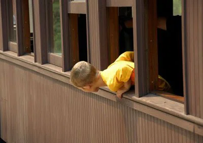 Пятилетний мальчик выпал из окна на шестом этаже, пока бабушка гуляла с его братом в Ленобласти