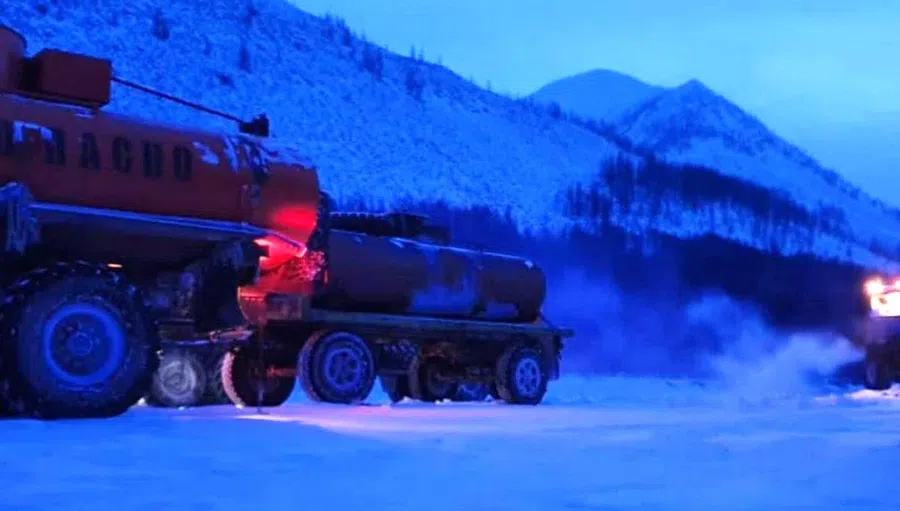 Колонна грузовиков застряла на трассе в Якутии в 50-градусный мороз. Продукты дальнобойщикам доставляют вертолетом